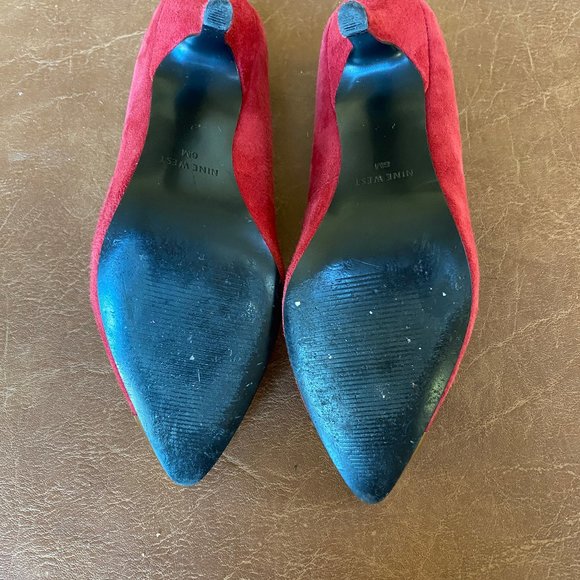 Nine West 6M Red Suede with Gold Toe Cap Pump - Picture 13 of 15